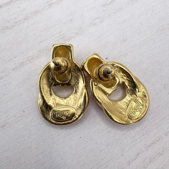 Trifari Vintage red enamel gold tone post Earrings Door Knocker Style Retro 80s - Picture 4 of 6